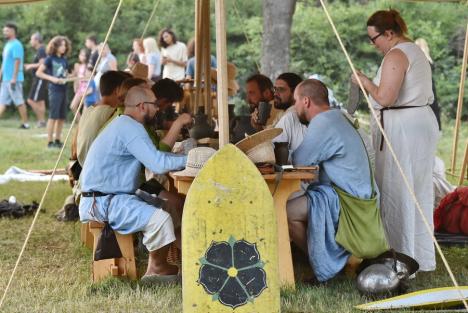 FOTO: Festivalul Medieval a umplut Cetatea Oradea: concert Subcarpați, întreceri între cavaleri și demonstrații cu foc, printre atracții