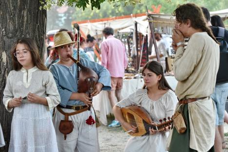 FOTO: Festivalul Medieval a umplut Cetatea Oradea: concert Subcarpați, întreceri între cavaleri și demonstrații cu foc, printre atracții