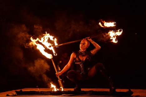 FOTO: Festivalul Medieval a umplut Cetatea Oradea: concert Subcarpați, întreceri între cavaleri și demonstrații cu foc, printre atracții