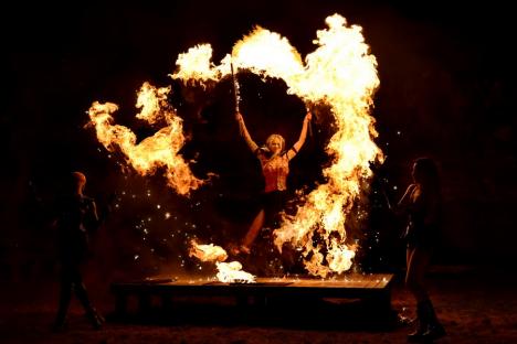 FOTO: Festivalul Medieval a umplut Cetatea Oradea: concert Subcarpați, întreceri între cavaleri și demonstrații cu foc, printre atracții