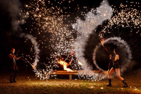 FOTO: Festivalul Medieval a umplut Cetatea Oradea: concert Subcarpați, întreceri între cavaleri și demonstrații cu foc, printre atracții