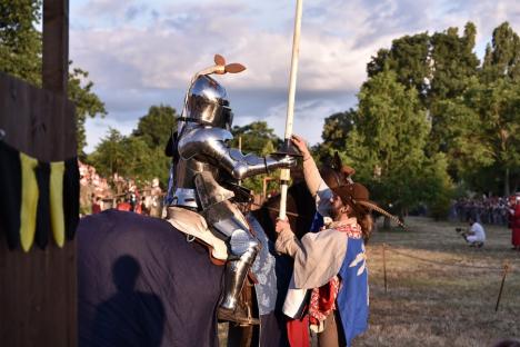 „Hai, Cavalerul cu El Ferrari!”: Demonstrații spectaculoase la Campionatul Mondial de Turnir, care se desfășoară în cadrul Festivalului Medieval din Oradea (FOTO/VIDEO)