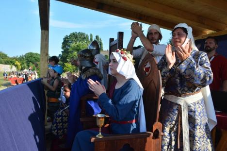 Au venit din patru zări să lupte pentru orădeni: Festivalul Medieval a fost bogat în demonstraţii spectaculoase încă din prima seară (FOTO / VIDEO)