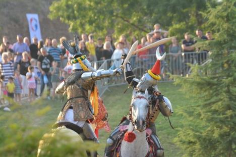 Au venit din patru zări să lupte pentru orădeni: Festivalul Medieval a fost bogat în demonstraţii spectaculoase încă din prima seară (FOTO / VIDEO)