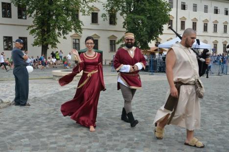 A început festivalul medieval! Luptători şi domniţe au traversat Oradea în bătaia tobelor pe drumul spre Cetate (FOTO)