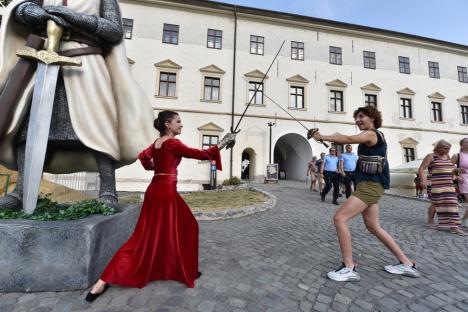 A învins iubirea! Războiul din Cetatea Oradea s-a terminat cu o cerere în căsătorie (FOTO/VIDEO)
