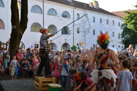 Copii, poftiţi la teatru! Festivalul Arcadia a debutat cu un spectacol cu baloane de săpun (FOTO/VIDEO)
