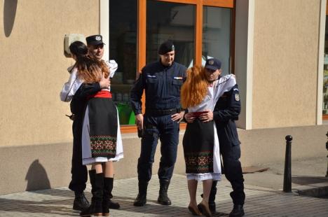 Tinerii basarabeni au îmbrăţişat orădenii pe Corso (FOTO)