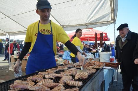 Primari la cratiţă: Edili din tot Bihorul se întrec în preparatul porcului, la ERA Park (FOTO / VIDEO)