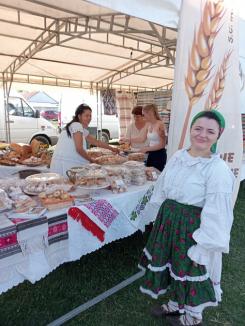 Ospăţ cu mici, plăcinte, cozonaci şi prăjituri la Festivalul Brutarilor din Mădăras (FOTO)
