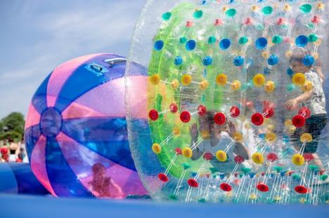 Festivalul fanteziei: Festivalul Copiilor aduce anul acesta în Cetate bufoni regali, bazine gonflabile, o pinata imensă şi spectacole de magie (FOTO)