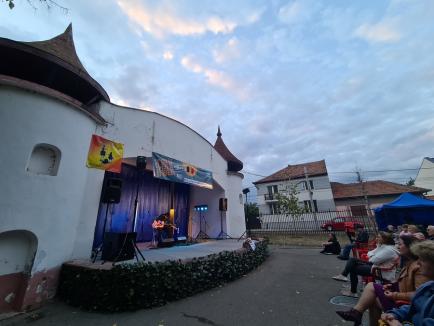 Un artist din Oradea s-a retras din muzică pe scena Festivalul de Folk din Parcul Bălcescu (FOTO / VIDEO)