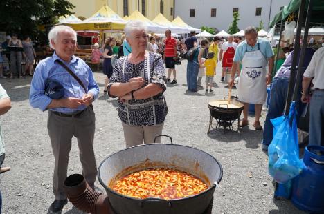 „Astăzi am păcătuit...”. Babgulyás și alte bunătăți, gătite la Zilele Sfântului Ladislau, într-un concurs al aromelor maghiare (FOTO/VIDEO)