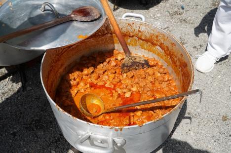 „Astăzi am păcătuit...”. Babgulyás și alte bunătăți, gătite la Zilele Sfântului Ladislau, într-un concurs al aromelor maghiare (FOTO/VIDEO)
