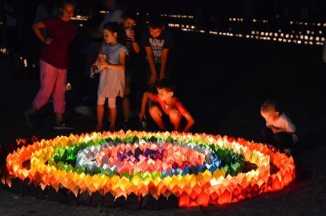 Sute de orădeni au cântat și au aprins gulguțe la Festivalul Luminii din Șanțul Cetății (FOTO / VIDEO)