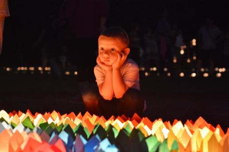 Sute de orădeni au cântat și au aprins gulguțe la Festivalul Luminii din Șanțul Cetății (FOTO / VIDEO)
