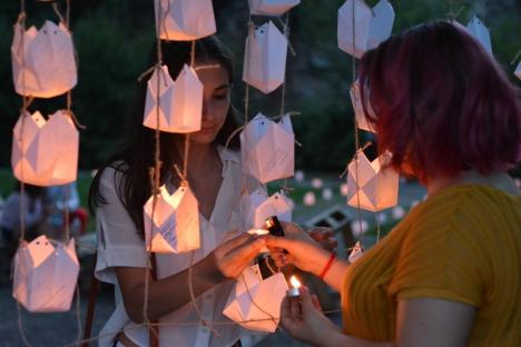 Bucuria lucrurilor mărunte: Mii de licăriri în Parcul Cetăţii, la Festivalul Luminii (FOTO/VIDEO)