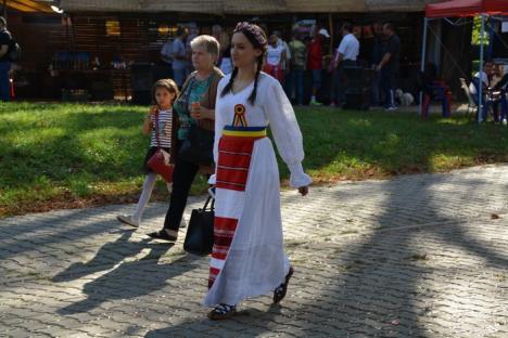 Viticultori din judeţ au transformat Parcul Bălcescu în mustărie (FOTO)
