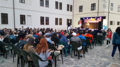 DJ versus folkişti: Festivalul de Folk din Cetatea Oradea, bruiat de petrecerea privată a unui local (FOTO / VIDEO)