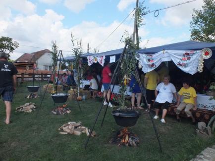 Sarmale cu istorie: De 10 ani, Festivalul Sarmalelor aduce la Salonta, în Colonia românească, personalităţi şi mii de pofticioşi (FOTO)