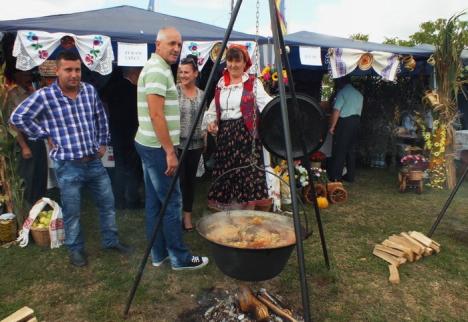 Poftă mare! 14.000 de sarmale împărţite pofticioşilor, la festivalul din Salonta (FOTO/VIDEO)