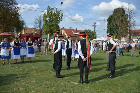 Festivalul verzei la Borş: Localnicii s-au întrecut la ceaune şi au căutat cea mai mare varză din comună (FOTO/VIDEO)