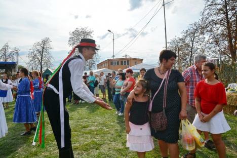 Festivalul verzei la Borş: Localnicii s-au întrecut la ceaune şi au căutat cea mai mare varză din comună (FOTO/VIDEO)