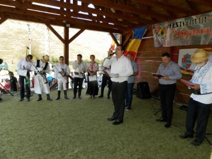 Festivalul viorii cu goarnă: O orchestră formată din olandezi îndrăgostiţi de folclorul românesc a făcut spectacol la Roşia (FOTO)