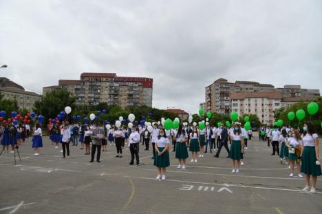 Generaţia pandemiei: O şcoală din Oradea a organizat o festivitate în aer liber, cu triaj şi distanţare socială, pentru absolvenţi (FOTO)