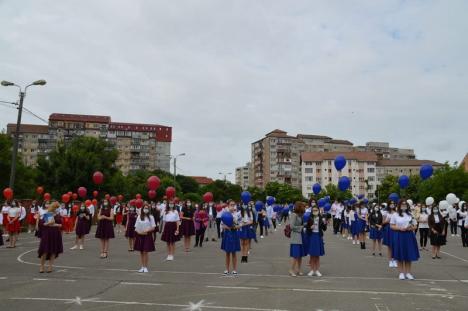 Generaţia pandemiei: O şcoală din Oradea a organizat o festivitate în aer liber, cu triaj şi distanţare socială, pentru absolvenţi (FOTO)