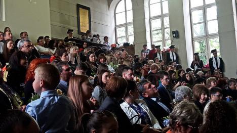 Festivitatea de absolvire a studenților facultății de Istorie a avut și momente inedite: tinerii au fost felicitați de Florin Piersic (FOTO / VIDEO)