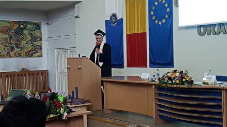 Festivitatea de absolvire a studenților facultății de Istorie a avut și momente inedite: tinerii au fost felicitați de Florin Piersic (FOTO / VIDEO)