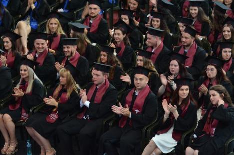 Absolvenţii FMF Oradea au sărbătorit finalizarea studiilor. Rectorul Bungău: „Rămâneţi să profesaţi în Bihor” (FOTO / VIDEO)
