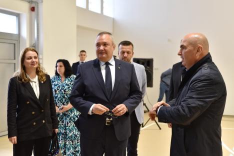 Alai de VIP-uri, inclusiv Ciucă și Deca, la inaugurarea campusului dual din Oradea. Oficialii de la București au fugit de întrebările jurnaliștilor (FOTO)