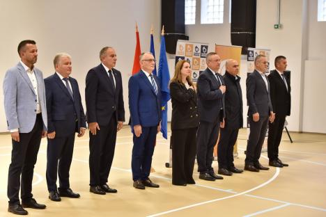 Alai de VIP-uri, inclusiv Ciucă și Deca, la inaugurarea campusului dual din Oradea. Oficialii de la București au fugit de întrebările jurnaliștilor (FOTO)