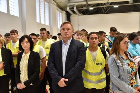 Alai de VIP-uri, inclusiv Ciucă și Deca, la inaugurarea campusului dual din Oradea. Oficialii de la București au fugit de întrebările jurnaliștilor (FOTO)