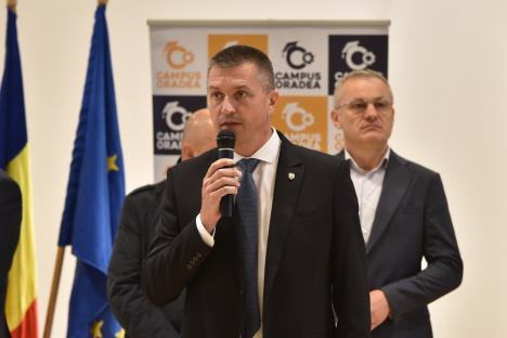 Alai de VIP-uri, inclusiv Ciucă și Deca, la inaugurarea campusului dual din Oradea. Oficialii de la București au fugit de întrebările jurnaliștilor (FOTO)