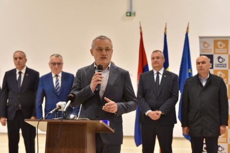 Alai de VIP-uri, inclusiv Ciucă și Deca, la inaugurarea campusului dual din Oradea. Oficialii de la București au fugit de întrebările jurnaliștilor (FOTO)