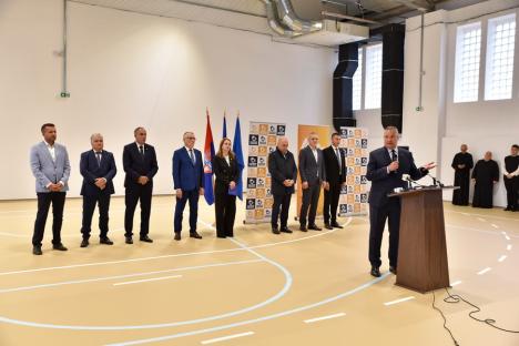 Alai de VIP-uri, inclusiv Ciucă și Deca, la inaugurarea campusului dual din Oradea. Oficialii de la București au fugit de întrebările jurnaliștilor (FOTO)