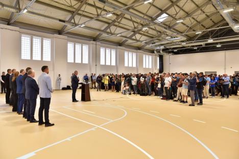 Alai de VIP-uri, inclusiv Ciucă și Deca, la inaugurarea campusului dual din Oradea. Oficialii de la București au fugit de întrebările jurnaliștilor (FOTO)