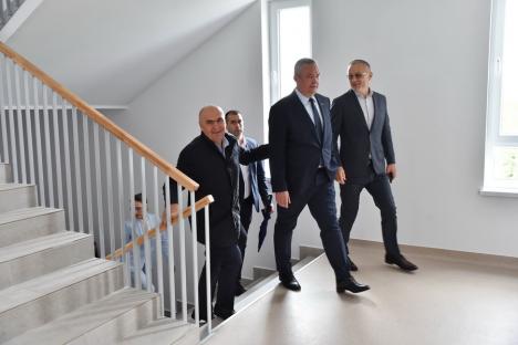 Alai de VIP-uri, inclusiv Ciucă și Deca, la inaugurarea campusului dual din Oradea. Oficialii de la București au fugit de întrebările jurnaliștilor (FOTO)