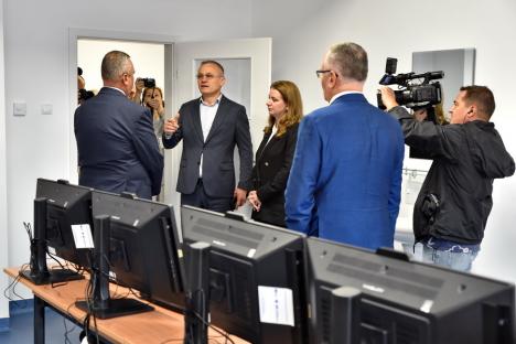 Alai de VIP-uri, inclusiv Ciucă și Deca, la inaugurarea campusului dual din Oradea. Oficialii de la București au fugit de întrebările jurnaliștilor (FOTO)