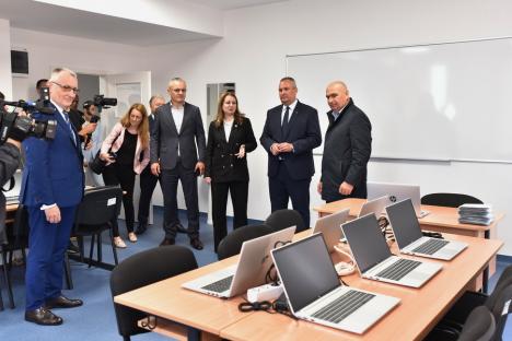 Alai de VIP-uri, inclusiv Ciucă și Deca, la inaugurarea campusului dual din Oradea. Oficialii de la București au fugit de întrebările jurnaliștilor (FOTO)