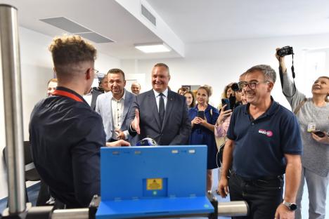 Alai de VIP-uri, inclusiv Ciucă și Deca, la inaugurarea campusului dual din Oradea. Oficialii de la București au fugit de întrebările jurnaliștilor (FOTO)