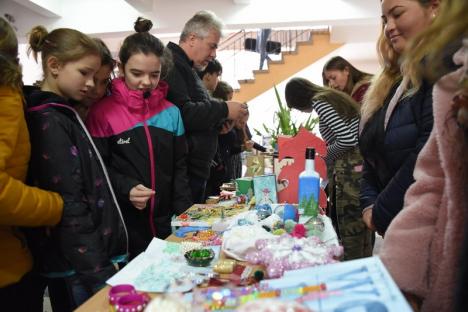 Zi de sărbătoare, la Liceul de Arte: Elevii şi-au expus creaţiile, la un târg de Crăciun (FOTO)