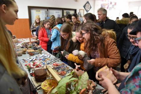 Zi de sărbătoare, la Liceul de Arte: Elevii şi-au expus creaţiile, la un târg de Crăciun (FOTO)