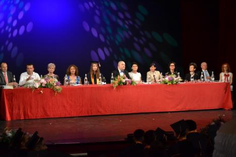 Directorul Colegiului Gojdu a făcut glume despre 'carduri' şi 'cadouri' la festivitatea de absolvire de la Teatrul Regina Maria (FOTO)
