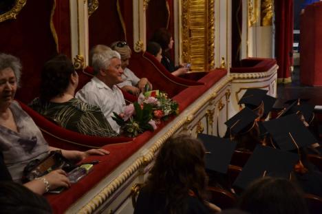 Directorul Colegiului Gojdu a făcut glume despre 'carduri' şi 'cadouri' la festivitatea de absolvire de la Teatrul Regina Maria (FOTO)
