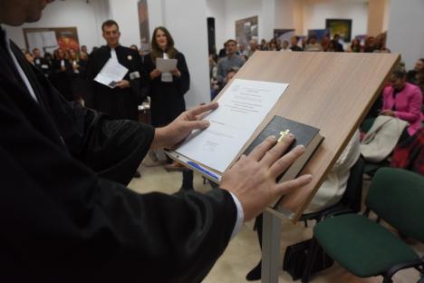 40 de avocați stagiari din Bihor au depus jurământul. 'Nu promiteţi decât ceea ce puteţi face' (FOTO)
