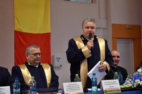Anul universitar a debutat la Oradea: Rectorul Constantin Bungău se laudă cu un număr mare de boboci, dar şi investiţii record (FOTO / VIDEO)